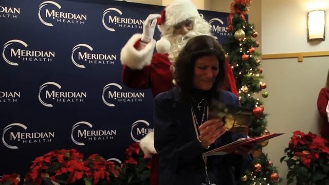 Soldier Dressed As Santa Surprises Mom (Nurse) At Hospital With Early Homecoming смотреть онлайн