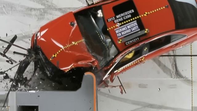 2012 Mercedes-Benz C-Class driver-side small overlap IIHS crash test смотреть онлайн