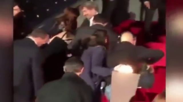 Дженнифер Лоуренс (Jennifer Lawrence) упала на Красной дорожке!