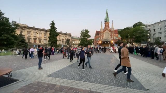 KRAKOW public join in a Polonez dance with the professionals in Podgorze, what an amazing spectacle смотреть онлайн