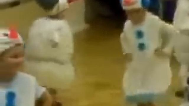 Талантливых детей трудно не заметить, мальчик в садике танцует лучше всех, в костюме снеговика... смотреть онлайн