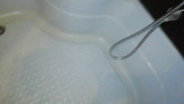 малыш первый раз моется в наполненой ванне! смотреть онлайн