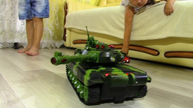 ТАНК ИГРУШКА для детей | Обзор и РАСПАКОВКА игрушечных танков | дети играют с танками на радиоуправ