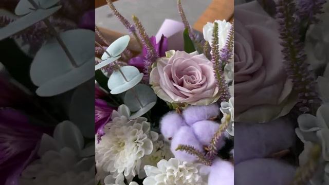 Букет из роз, хризантем и хлопка |  Цветочный бутик 