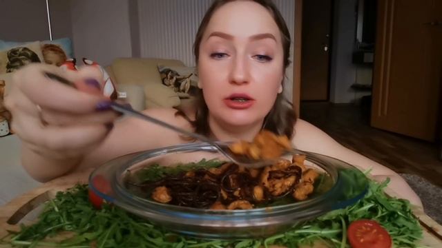 Мукбанг / мне ПЛОХО оттого, что ОНИ СЧАСТЛИВЫ / ЧЁРНАЯ ЛАПША С КУРИЦЕЙ смотреть онлайн