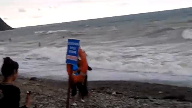 Перед наводнением в Геленджике, море штормит смотреть онлайн