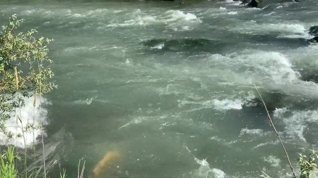 Звук шумной горной реки смотреть онлайн