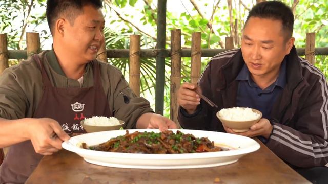 1個甲魚2斤牛肚，二弟做“甲魚燒牛肚”，麻辣過癮，一口下去爆汗｜Mukbang【鐵鍋視頻】