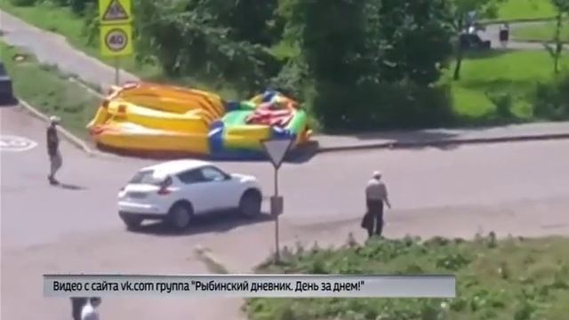 В Рыбинске опрокинулся батут: пострадала девочка смотреть онлайн