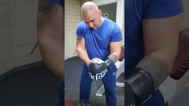 Разрыв двух колод карт (72 штуки) в боксёрских перчатках. смотреть онлайн