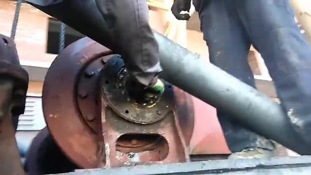 РЕМОНТ ГРУЗОВОЙ ЛЕБЕДКИ БАШЕННОГО КРАНА. КРАНОВЩИК. REPAIR OF THE TOWER CRANE. смотреть онлайн