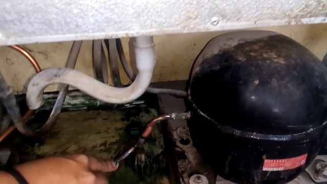 Como inyectar gas a un refrigerador y corregir la fuga cambiando el tubo picado sin hacer vacío. смотреть онлайн