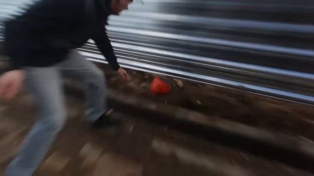 ЛОМАЕМ СТРОИТЕЛЬНУЮ КАСКУ! Испытания строительной каски на прочность! смотреть онлайн