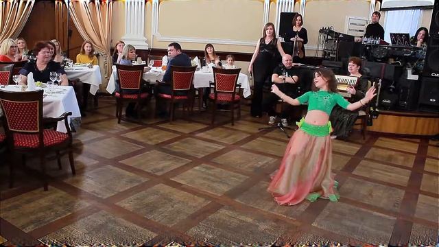 Слабослышащая девочка танцует танец живота - Верьте в своих детей! Они уникальны!!! смотреть онлайн