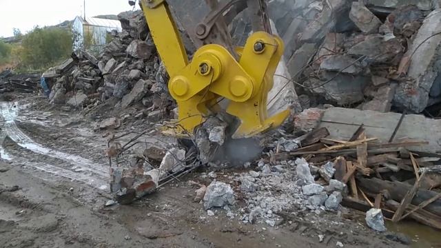 Демонтаж механическими крашерами. Экскаватор VOLVO EC480DL смотреть онлайн