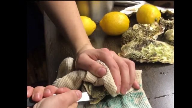 Открываем и готовим устриц дома! смотреть онлайн