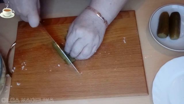 салат из КУРИНОЙ ГРУДКИ С СЕЛЬДЕРЕЕМ с яйцами и солеными огурцами смотреть онлайн