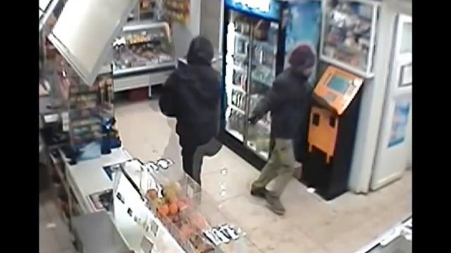 В Уфе ищут дерзких грабителей магазинов смотреть онлайн