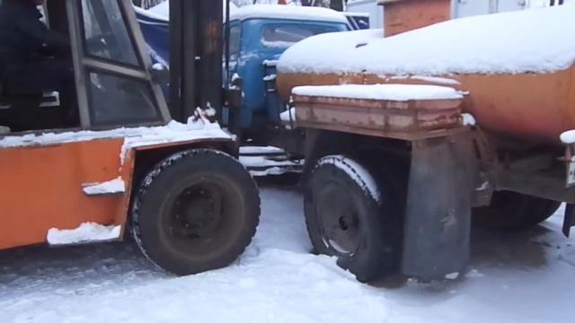 Как проверить грузоподъемность погрузчика? Поднять бензовоз! смотреть онлайн