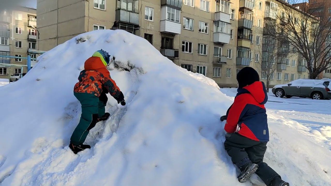 Лёва проиграл в схватке со снежной горой. Потенциального друга увела бабушка(( 26.02.24