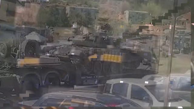 Сербия начала стягивать на границу с Косово десятки танков и бронетранспортёров смотреть онлайн