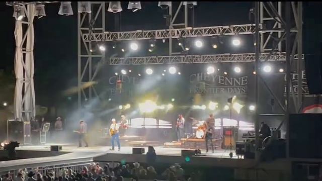 Parker McCollum sings "Blanco County Rain" Cheyenne Frontier Days смотреть онлайн
