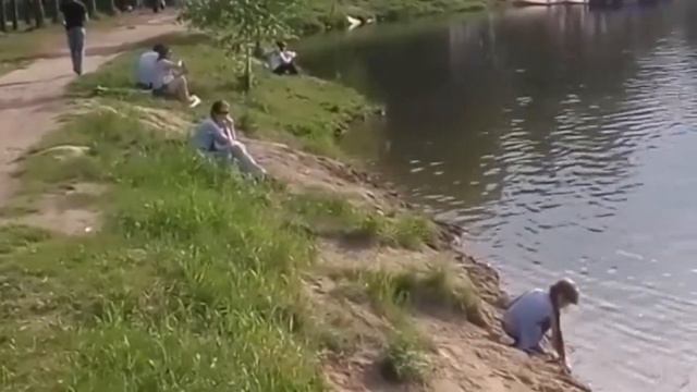 Видео отдыхающих на катамаранах в парке смотреть онлайн