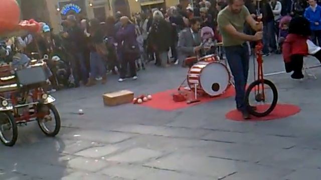 Pagliacci divertenti in piazza Signoria Firenze,Clowns entertaining Piazza Signoria in Florence смотреть онлайн