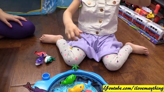 A Fun Family Board Game Play Set! Let's Catch a Fish Unboxing and Playtime w/ the Kids! смотреть онлайн