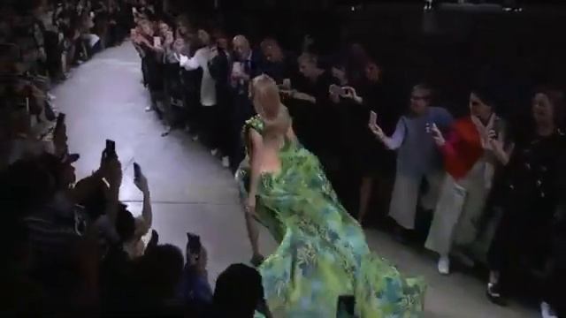 Jennifer Lopez closes the Versace Spring-Summer 2020 Fashion Show in her iconic green dress смотреть онлайн
