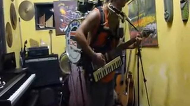 Yon Gondrong - one man band (guitar-pianika-kazoo-panflute-harp-trumpet- drum set) instrument смотреть онлайн