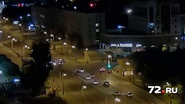 Байкера отбросило на ограждение