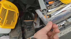 Обязательно сделай это перед первым запуском бензинового триммера, мотокосы. Смазать вал и редуктор