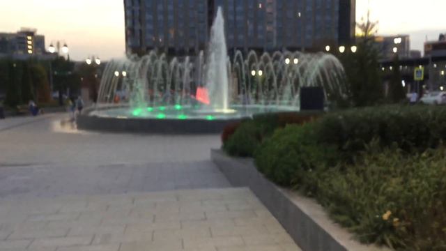 Парк «ОСТРОВ МЕЧТЫ» в вечернее время. Главная аллея с фонтанами. Москва. 19.08.2021г. смотреть онлайн