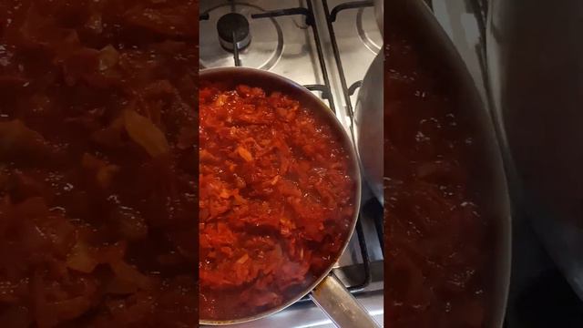 Сегодня на обед борщ.Морковь и свеклу трем на крупной тёрке,так быстрее готовится и вкуснее