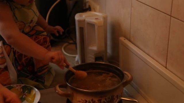 Ребенок готовит кушать для родителей