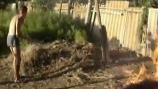 Джон косит траву. ШОК! Москва, Лужники смотреть онлайн