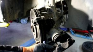 Замена передних тормозных колодок на Volkswagen POLO 1,6 Фольксваген Поло 2017 года