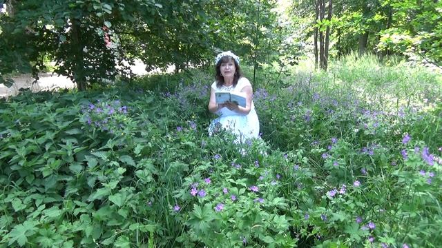 "Вечер в саду", Микаела Даниельссон читает свои стихи из сборника стихов "Тропа любви" смотреть онлайн