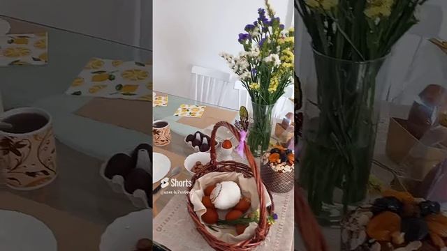 Христос Воскрес, пасха, пасхальный стол, кулич, яйца, цветы и кот Бэтмен, животные, музыка