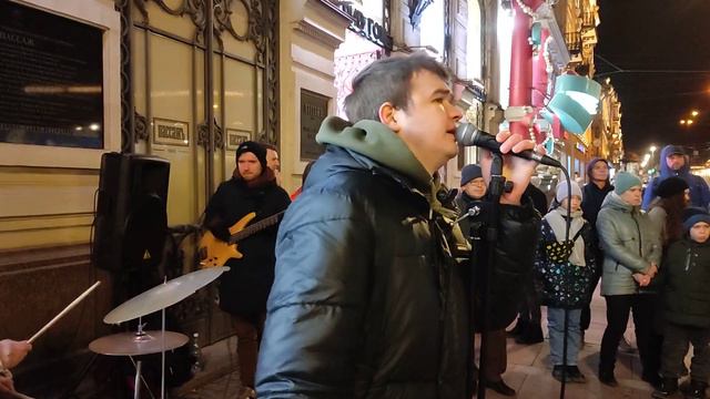 Супер хит, Браво - Я то что надо, группа Шумные соседи и солист Роман выступают на Невском проспект смотреть онлайн