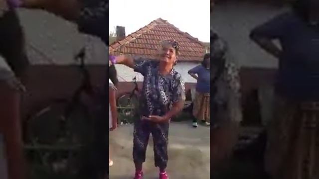 Прикольная бабушка B-) смотреть онлайн
