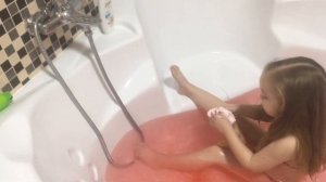 Настя в ванной делает корону из пены, шипучие кристаллы