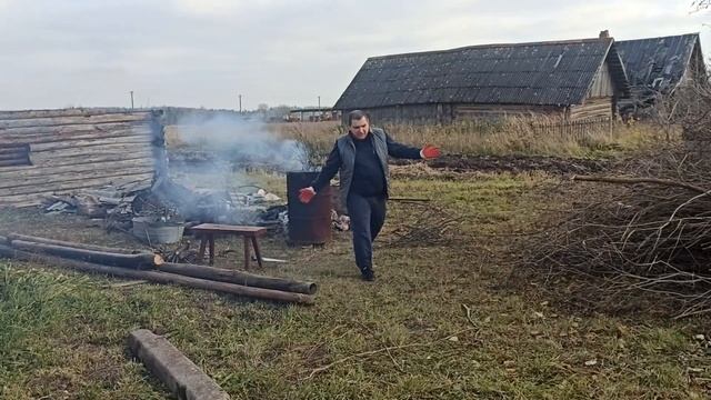 Наш дом в деревне/уборка участка. Часть 1 смотреть онлайн