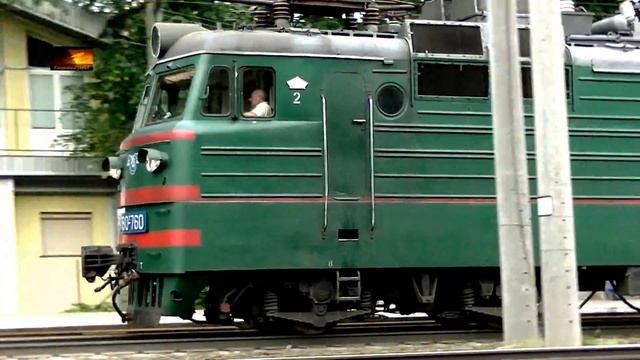 Грузовые поезда с электровозами серии ВЛ80К и ВЛ80Т