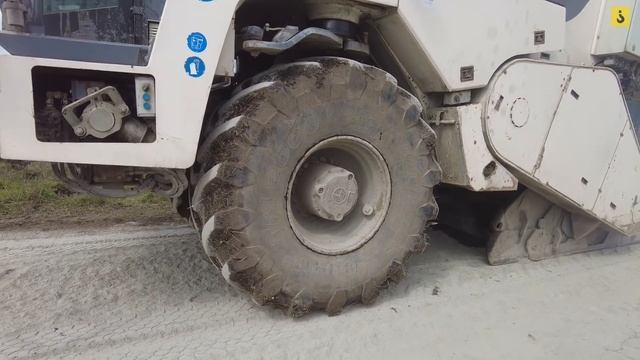 Крым. Ремонт автодороги Котельниково - Краснознаменка с применением холодного ресайклинга.