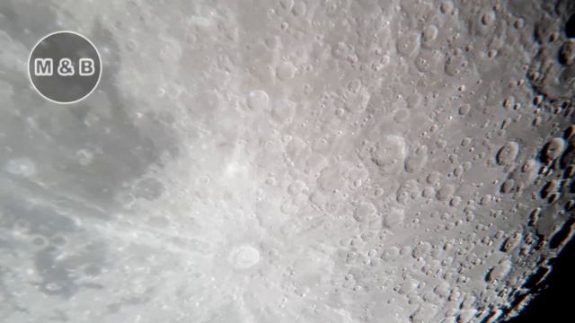 Last Night's Moon in Colour - 4K смотреть онлайн