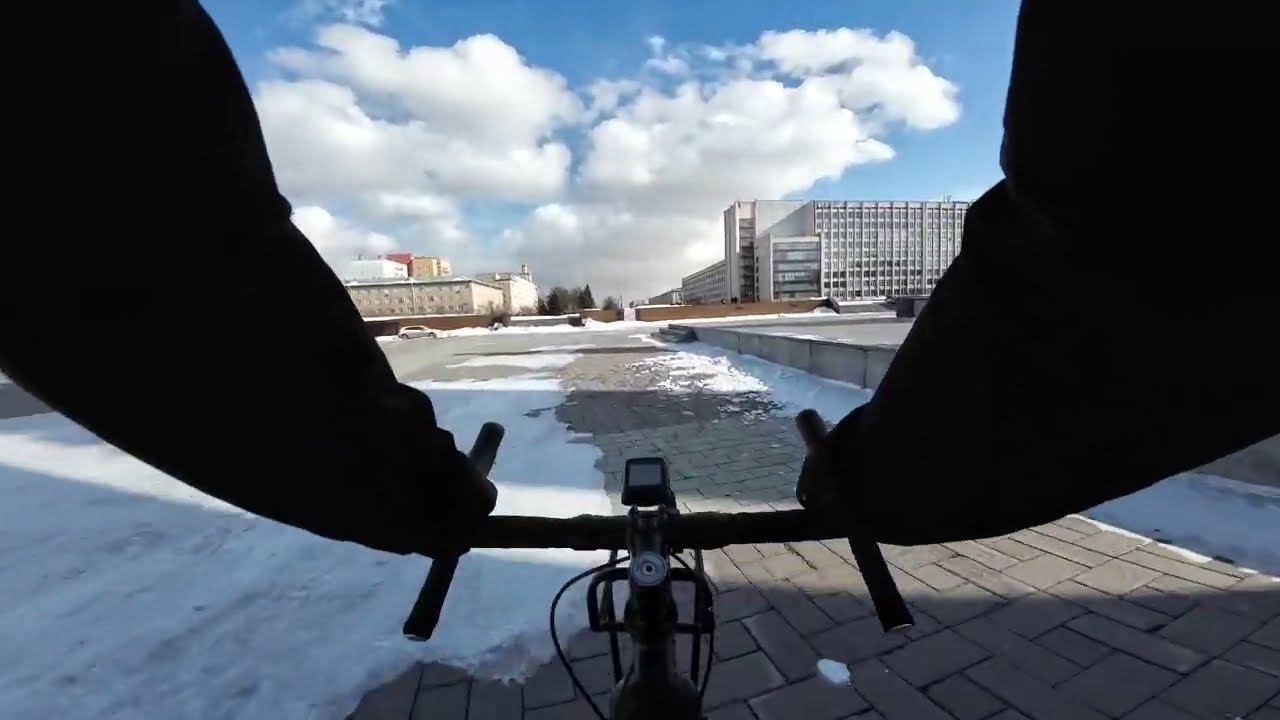 Раскатываем последний снег с Арсением!