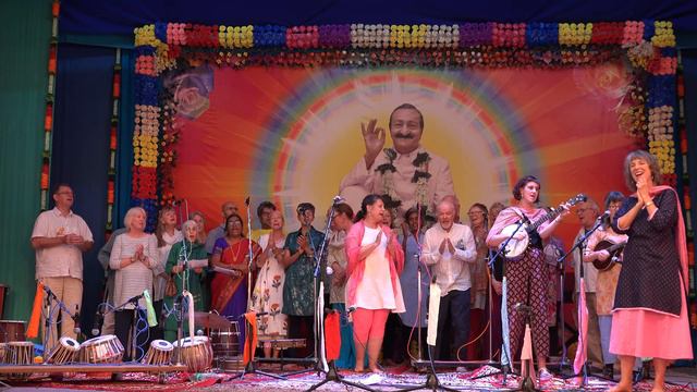 "Singing Meher Baba's Jai" at Amartithi 2018 in 4k (Ultra High Definition) смотреть онлайн