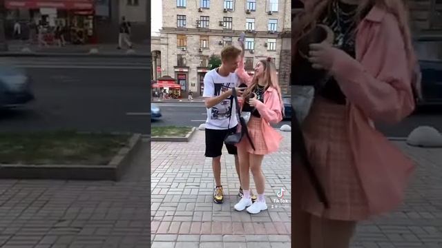 TikTok: поднимаю девушку и угадываю вес за поцелуй ? (sinulin) смотреть онлайн